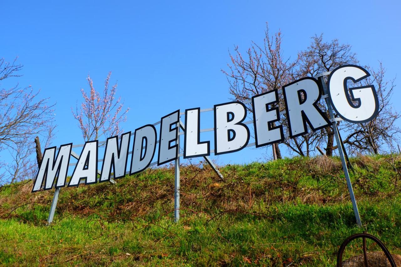 Hotel Le Mandelberg Mittelwihr Esterno foto